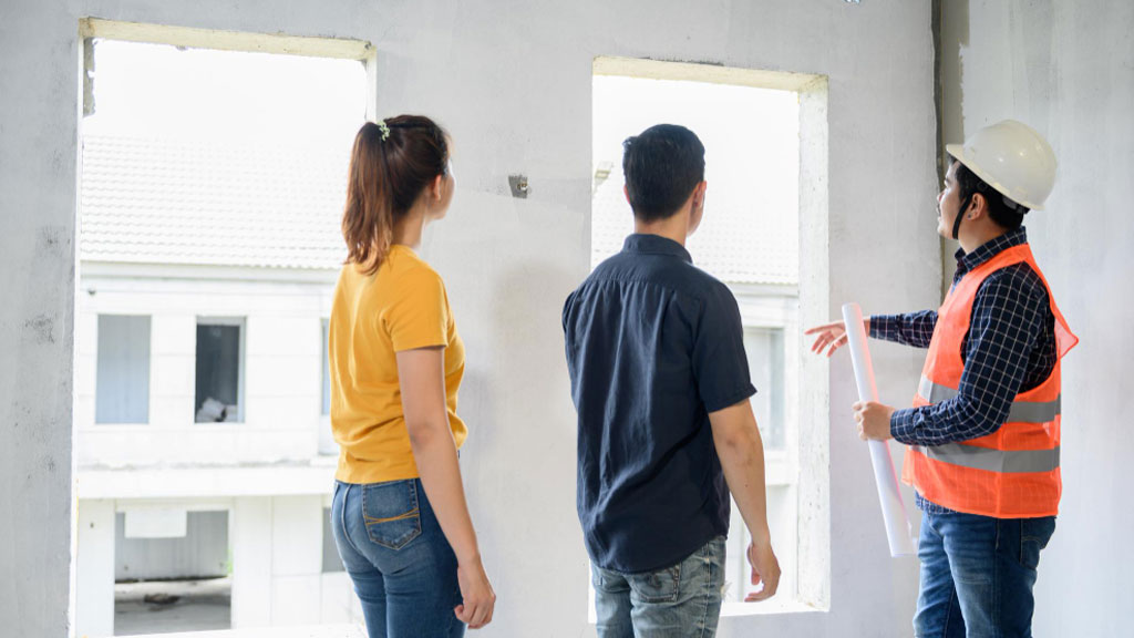 Couple acheteur discutant avec inspecteur en bâtiment inspection préachat Québec